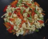 Foto langkah ke 3 dari resep Tumis jamur kuping + sayuran.