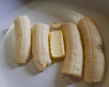 Foto del paso 1 de la receta: Bananas a la sartén con budín de pan