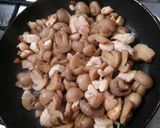 Foto del paso 2 de la receta: Fideos con champiñón y pollo a la crema