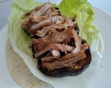 Foto del paso 3 de la receta: Wrap de berenjena🍆, salchicha🍖y carne de cerdo🥓en salsa de miel y ajo🌯🌮🧄