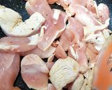 A picture of step 1 of My Sriracha flavoured Chicken on a Salad. 😗.