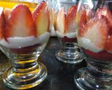 Foto del paso 4 de la receta: Postre en copa de frutillas 🍓 y crema Chantilly