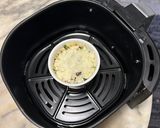 Foto del passaggio 4 della ricetta Sformatini di zucchine e caciotta mono porzione in friggitrice ad aria