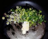 Foto del paso 2 de la receta: Langostinos al wok con timbal de arroz