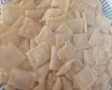 Foto del paso 1 de la receta: Ravioli relleno de 🧀 con salsa de tomate 🍅