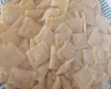 Foto del paso 1 de la receta: Ravioli relleno de 🧀 con salsa de tomate 🍅