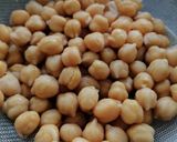 Foto del paso 2 de la receta: Ensalada de garbanzos y langostinos