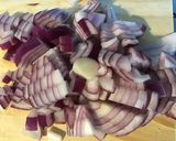Une image de l'étape 4 de Tagliatelles de saucisses fumées aux carottes violettes et oignon rouge.