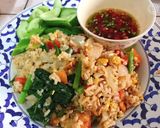 รูปขั้นตอนการทำที่ 2 ของ ข้าวผัดไก่ยอ +น้ำปลาพริก🍚🐔