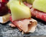 Foto del paso 6 de la receta: 🍓🍑🍈🍒Pinchos de fruta, queso y fiambres🍒🍈🍑🍓