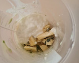 Foto del paso 2 de la receta: Salsa fresca de albahaca y queso azul 💙 sobre la base de yogur