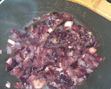 Foto del paso 3 de la receta: Pechuga de pollo con cebolla caramelizada al vino tinto