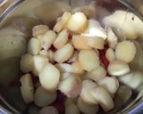 Une image de l'étape 5 de Salade de pommes de terre aux tomates, poivrons, artichauts et olives.