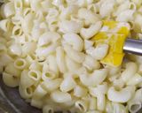 A picture of step 4 of Cheesy macaroni in white sauce.