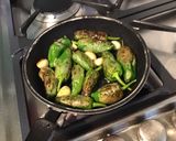 Une image de l'étape 4 de Poivrons padrons à l ail rôti et fleur de sel.