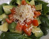 Foto del paso 2 de la receta Ensalada simple de hojas de espinacas crudas con aguacate, pepino y tomates