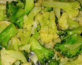 Foto langkah ke 5 dari resep Tumis Brokoli dan Bunga Kol Bawang Putih.