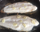 Foto del paso 5 de la receta: Pescado 🐠 a la plancha con habitas y ajos tiernos. Comida sencilla y saludable