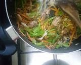 A picture of step 5 of Chicken and veg hakka noodles-Indochinese.