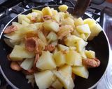 Foto del paso 3 de la receta: Papas con longaniza y cebolla