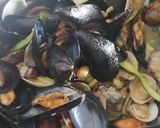 Foto del passaggio 2 della ricetta Gnocchi cozze vongole e gamberi