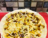 A picture of step 3 of Tortilla cheesy pizza.