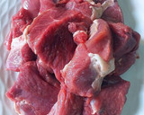Foto del paso 3 de la receta: Cordero guisado en salsa reducida de dos cebollas con pasas