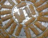 Foto langkah ke 4 dari resep Kastengel Renyah Tanpa Mixer Tanpa Oven.
