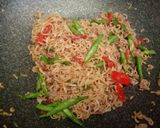 รูปขั้นตอนการทำที่ 3 ของ มาม่าผัดกะเพราหมูสับ