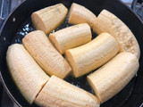 Patacones con hogao y queso costeño rallado