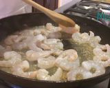 Foto del paso 3 de la receta: Filete de pescado y camarones al vino blanco y naranja
