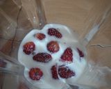 Foto langkah ke 2 dari resep Strawberry Milkshake.