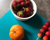 صورة لخطوة 1 من وصفة تانجهولو بالفراولة واليوسفي 🍓🍊 Strawberry & Mandarin Tanghulu