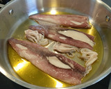 Foto del paso 2 de la receta: Calamares rellenos de arroz y langostinos