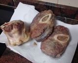 Foto del paso 2 de la receta: Ossobuco en olla express con papas fritas al ajillo