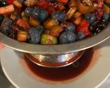 Foto del paso 3 de la receta: Tarta de ruibarbo y frutos rojos con base de galletas lotus