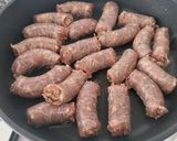 Foto del paso 5 de la receta: Cazuela de butifarra y calamarcitos con conchas
