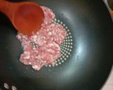 รูปขั้นตอนการทำที่ 1 ของ หมูสับใส้กรอกผัดไข่