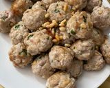 Foto del paso 2 de la receta: Paella con alcachofas, habas y ajos tiernos, carne y albondiguitas