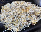 Une image de l'étape 7 de Nouilles japonaises sautées aux champignons, courgettes et épices.