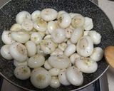 Foto del passaggio 1 della ricetta Cipolle Borrettane alla Soia