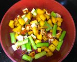 Hình bước làm 2 của món Omelette khoai lang, măng tây, halloumi cheese