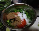 A picture of step 2 of Green garlic leaves chutney (hare lehsun ki chutney).