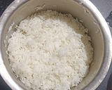 A picture of step 1 of Nie Choru Rice.
