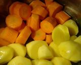 Hình bước làm 2 của món Bò hầm pate, tiêu xanh