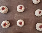 Foto del paso 3 de la receta: Galletas de avena y mermelada 🎨