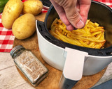 Foto del paso 4 de la receta: Patatas fritas crujientes a la sal de trufa en escamas con Cecofry Deluxe