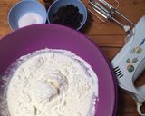 Foto langkah ke 2 dari resep Vanilla Oreo & Pinky Velvet Soft Ice Cream.