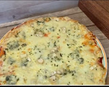 Foto del paso 2 de la receta: Pizza 🍕 4 quesos 🧀