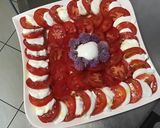 Une image de l'étape 6 de Salade de tomates à la mozzarella, basilic et fleurs de ciboulette.